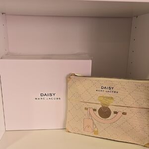NIB Marc Jacobs Daisy Cosmetic Pouch in Cream and Gold